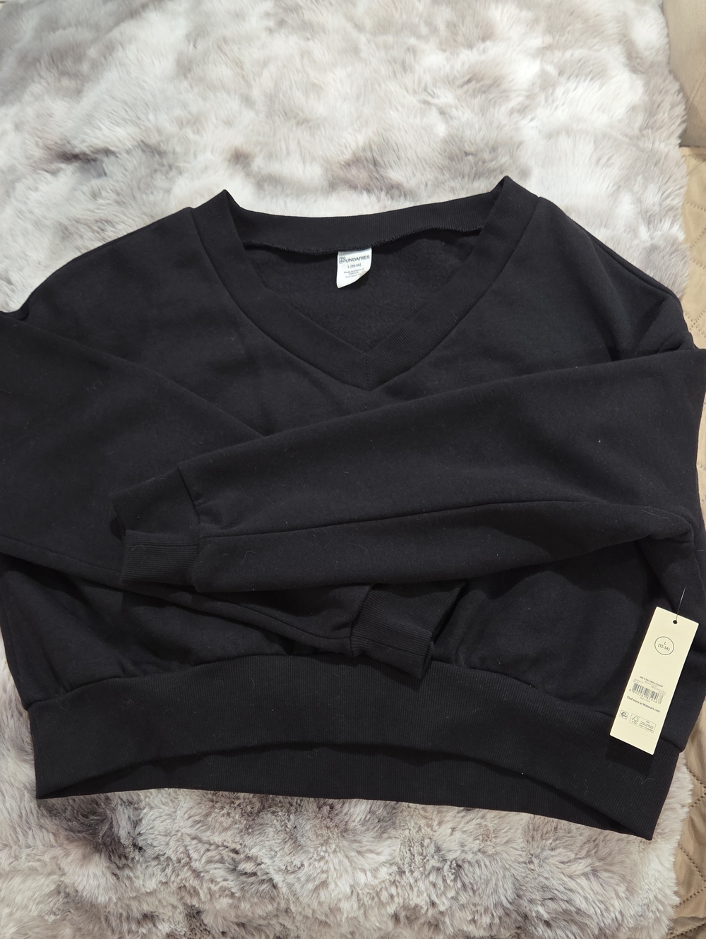 No Boundaries Women's Black V-Neck Pullover